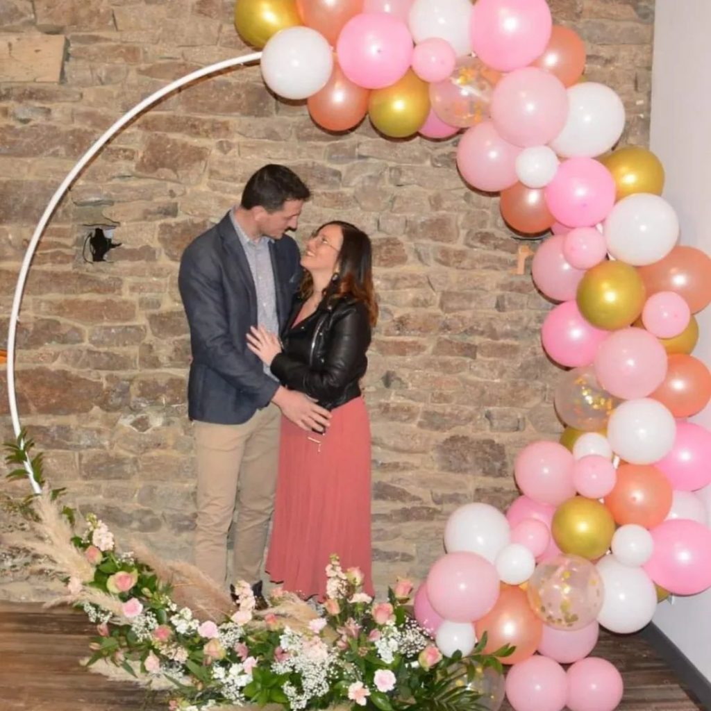 Une arche ronde en fleurs et ballons pour votre espace photo pour votre mariage ou anniversaire