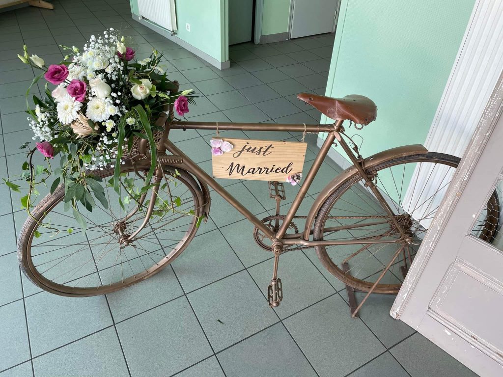 Un vélo ancien fleuri prêt à partir en balade