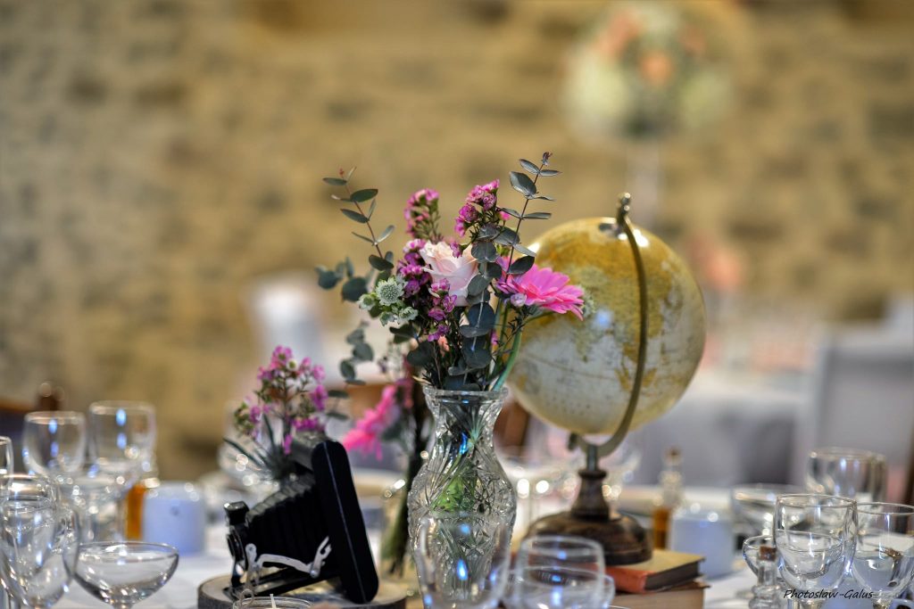 Un table voyage avec de beaux vases fleuris