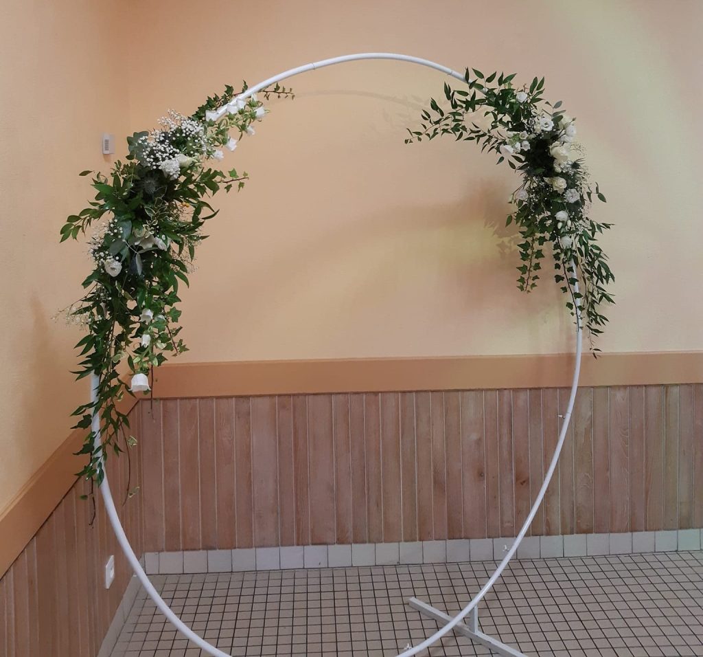 Arche en location en métal blanche