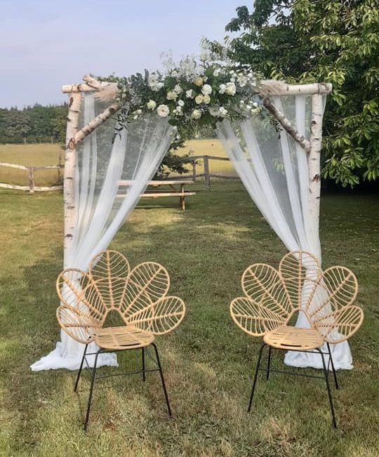 Une jolie arche en bois de bouleau pour un mariage champêtre