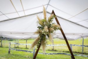 Arche pour un mariage bohème avec de la pampa