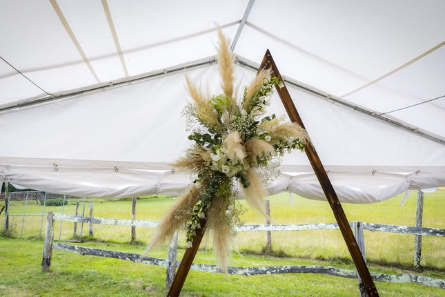 Arche pour un mariage bohème avec de la pampa