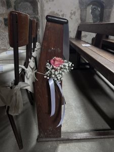 Banc d'église fleur mariage